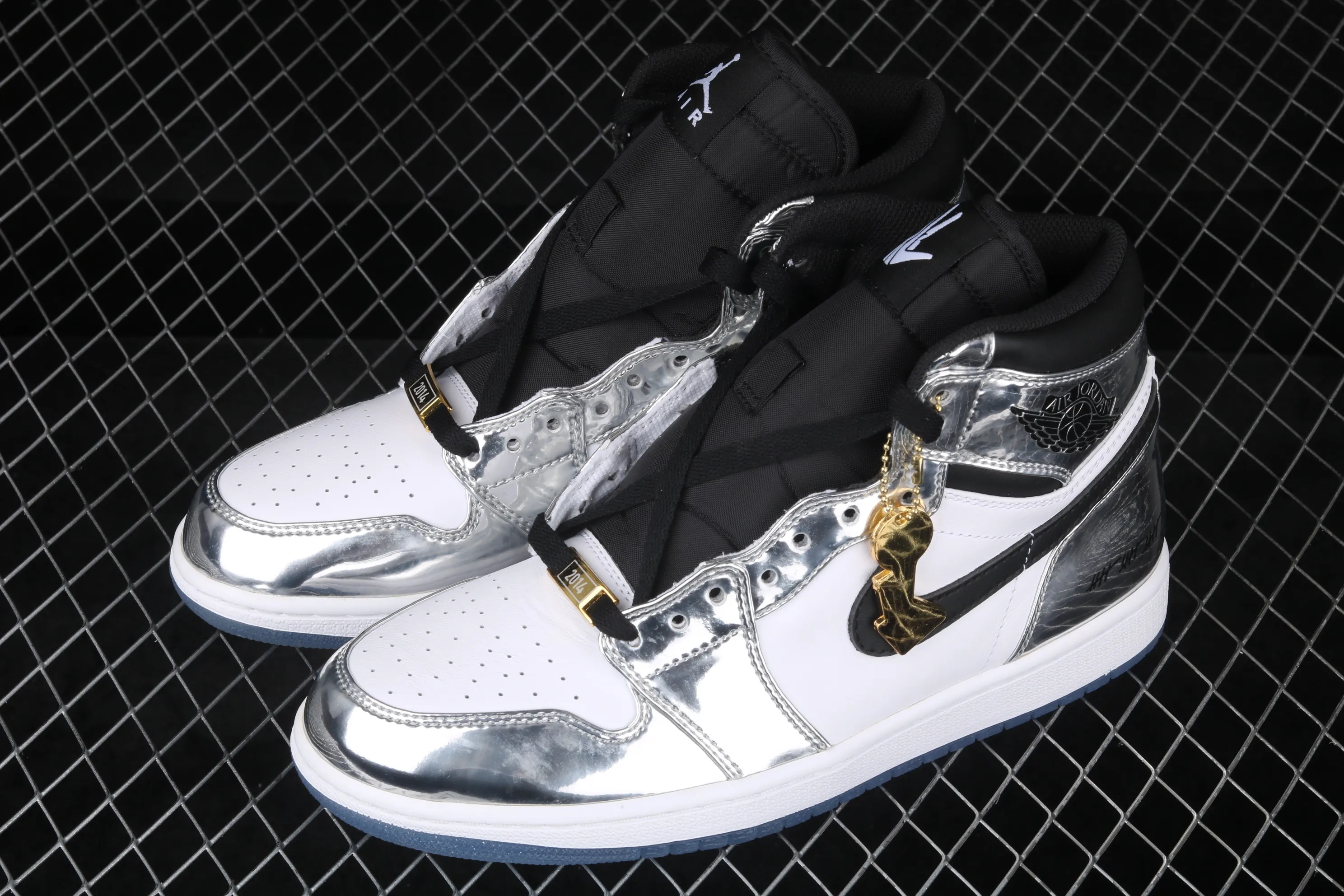 All categories Air Jordan Jordan series basketball shoes Air Jordan 1 High #ZG version Air Jordan 1 Pass The Torch AJ1 Joe 1 Leonard liquid electroplating silver AQ7476-016